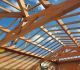 Artisan SF Toiture installant une nouvelle charpente en bois lors d'un chantier d'arasement sur une maison traditionnelle dans la Loire