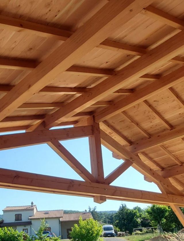 Savoir-faire en charpente bois traditionnelle dans la Loire