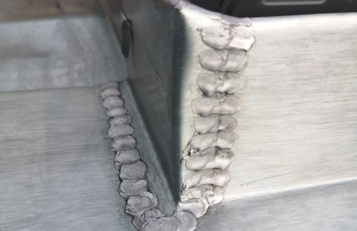 Création d'un gousset en zinc par SF Toiture