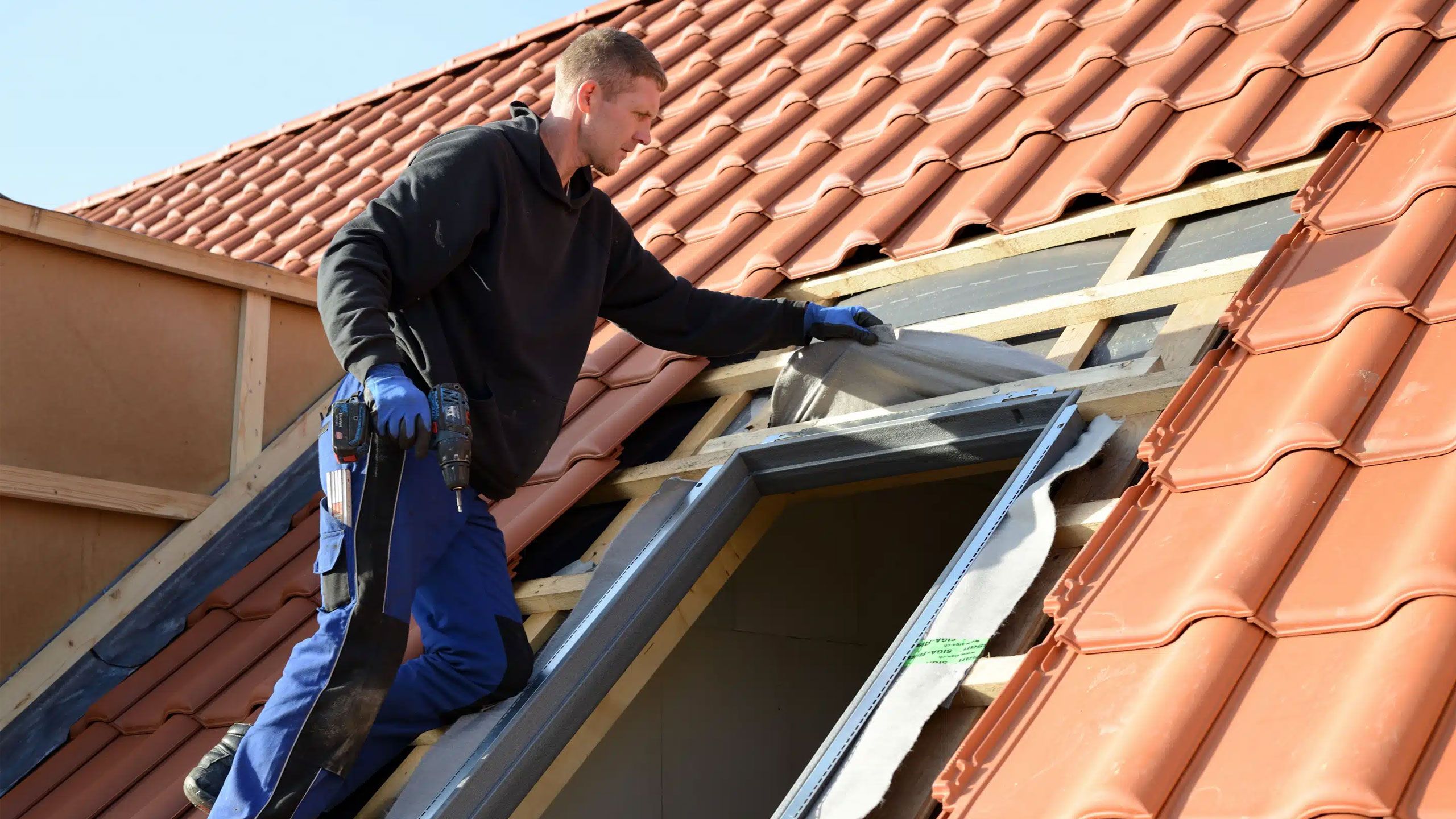 Pose de fenêtre de toit Velux sur le Forez