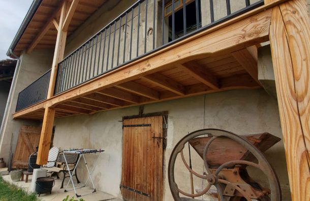 Création d'un balcon en bois à Nollieux