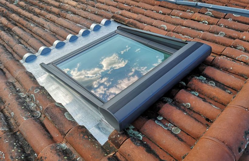 Habillage en zinc d'une fenêtre de toit Velux