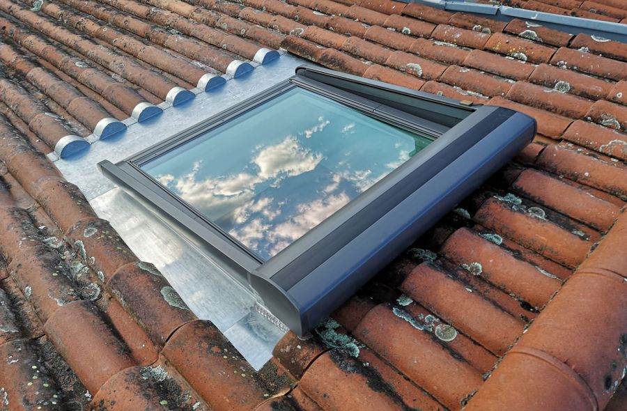 Habillage en zinc d'une fenêtre de toit Velux