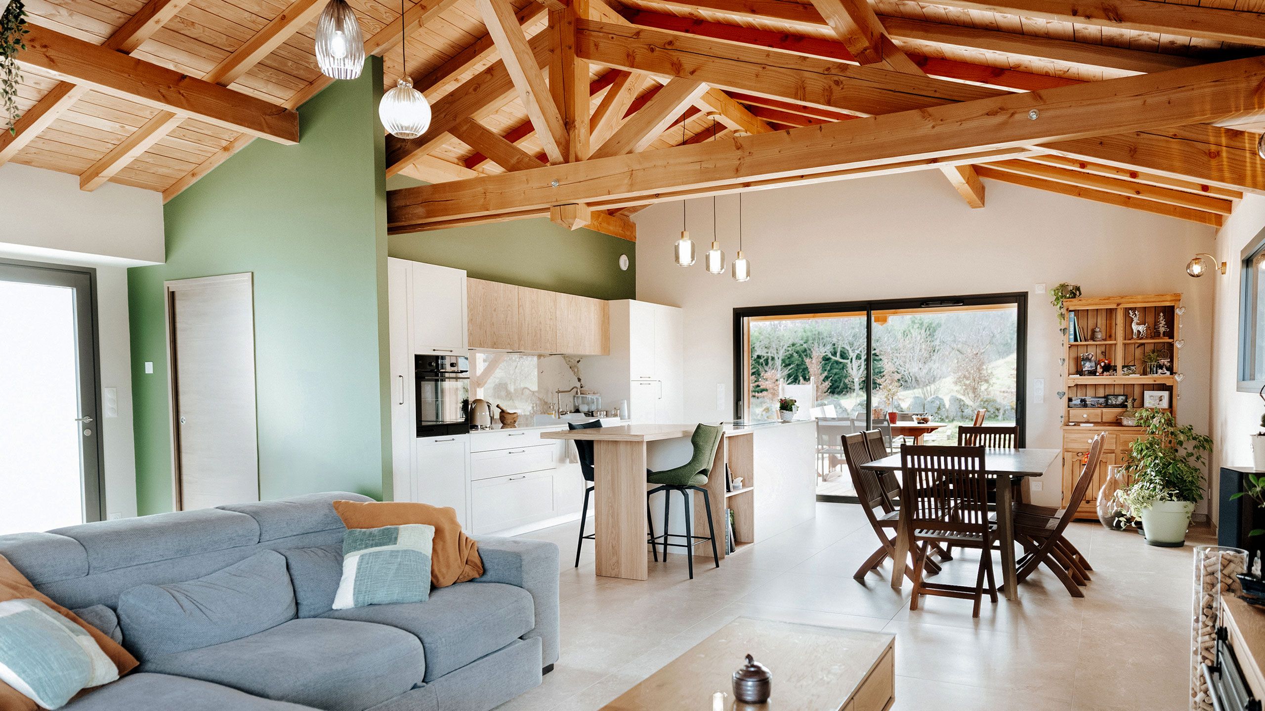 Vue intérieur d'une maison avec charpente traditionnelle