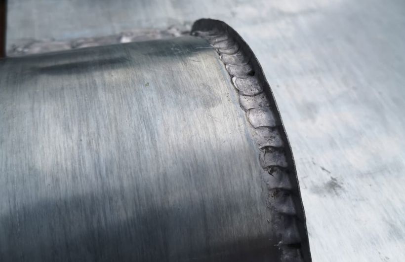 Soudure zinc sur un élément de toiture