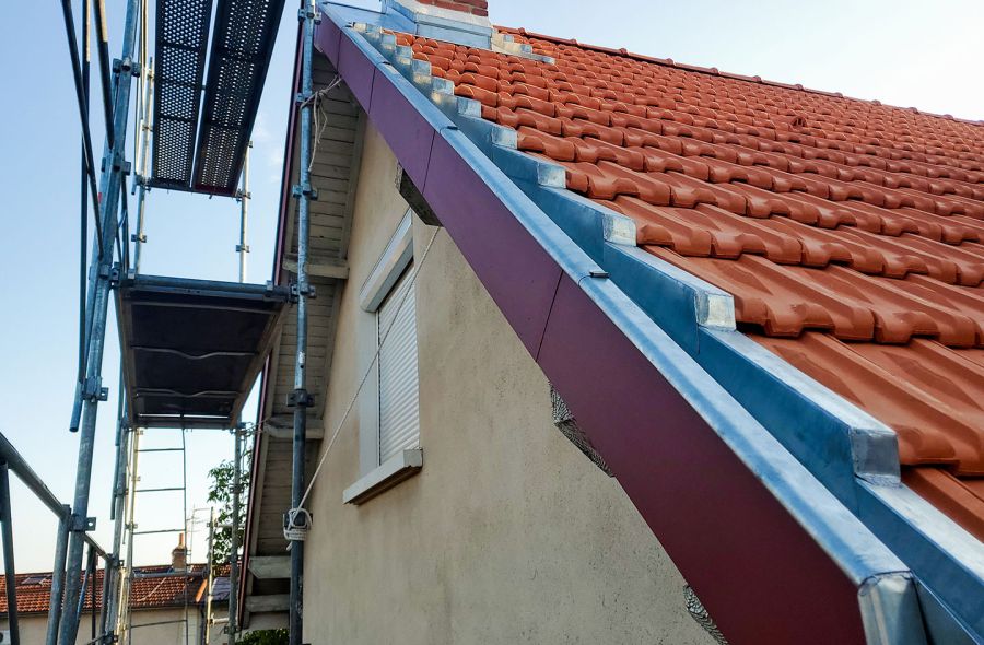 Création d'un couloir en zinc sur toiture en tuiles