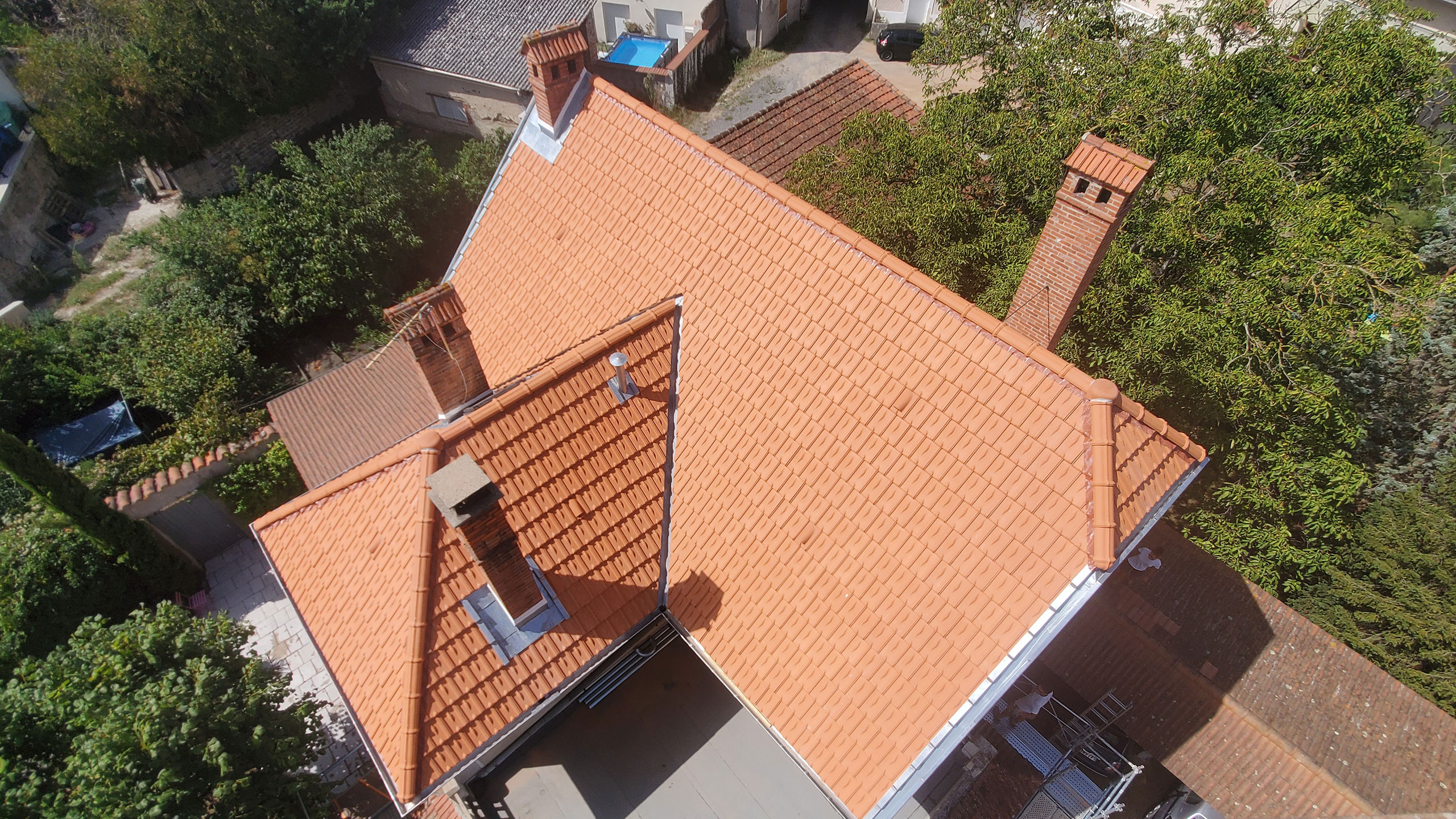 Couverture complète d'une maison de caractère en tuiles plates
