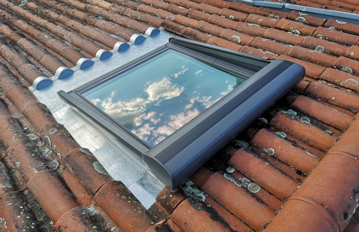 Habillage en zinc d'une fenêtre de toit Velux