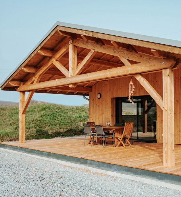 Vue de droite terrasse d'une maison ossature bois