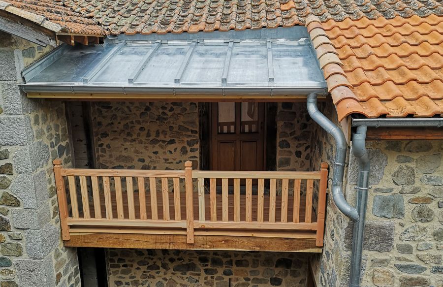 Couverture en zinc avec rambarde et plancher en chêne