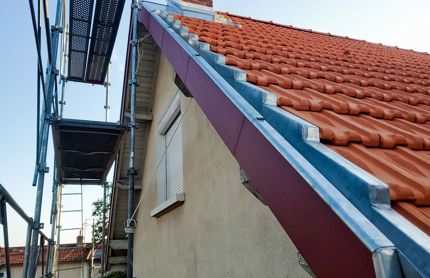 Création d'un couloir en zinc sur toiture en tuiles
