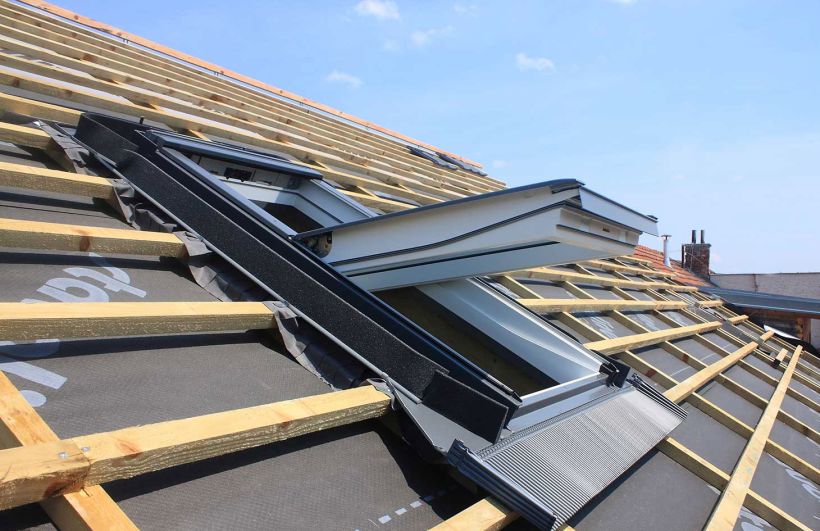 Pose de fenêtre de toit Velux