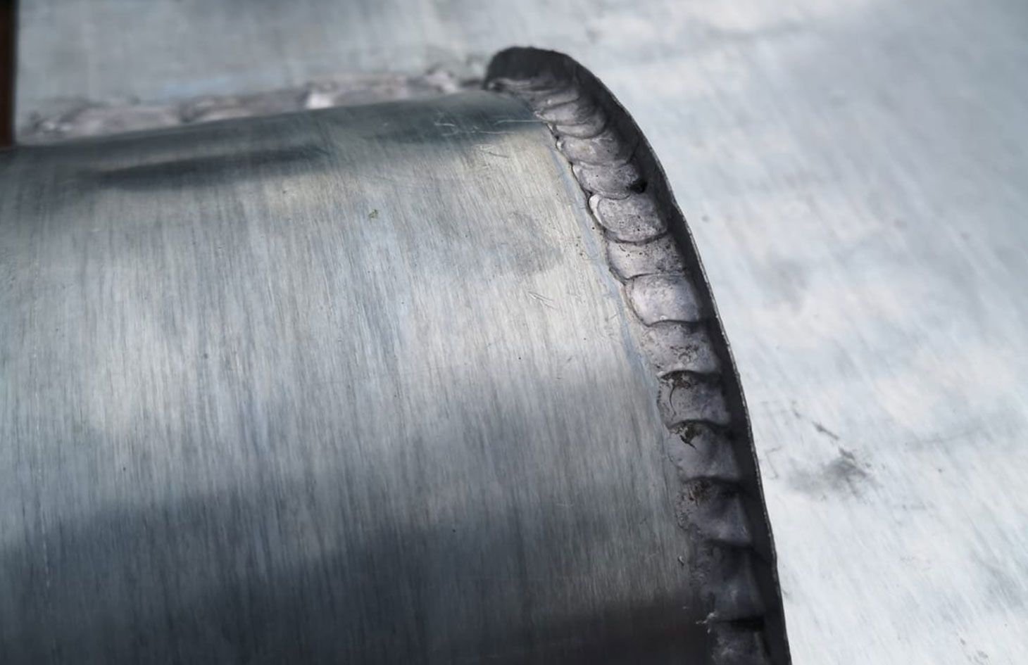 Soudure zinc sur un élément de toiture