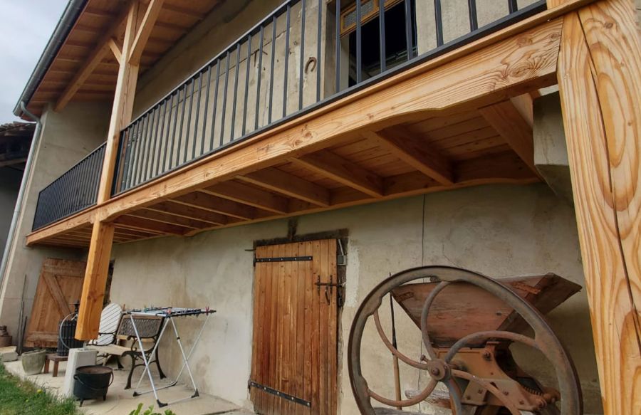 Création d'un balcon en bois à Nollieux