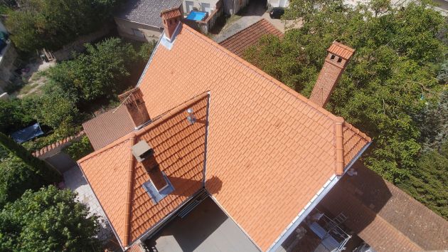 Couverture complète d'une maison de caractère en tuiles plates