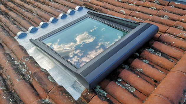Pose de fenêtre de toit Velux