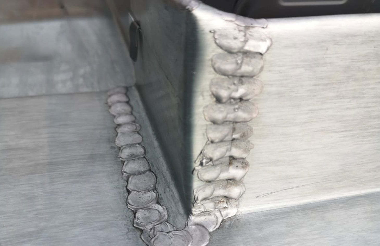 Création d'un gousset en zinc par SF Toiture