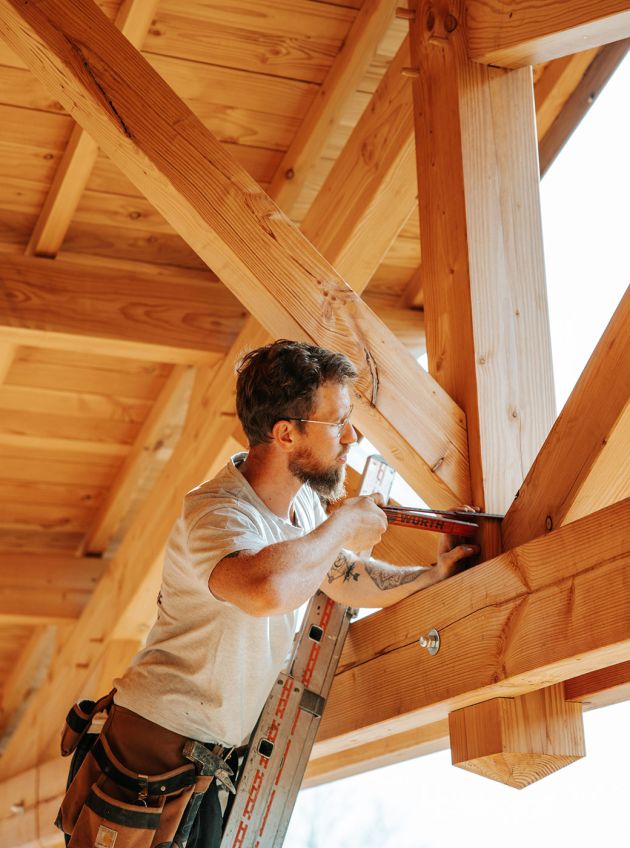 Sanny travail sur une ferme en bois